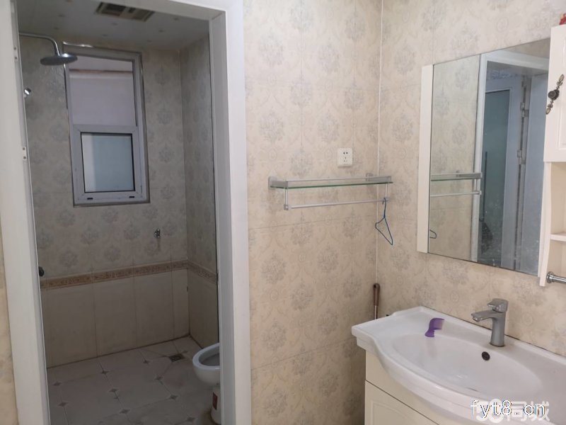 东旭华庭 两室两厅小户型 南北朝向随时过户 学校对面方便快捷